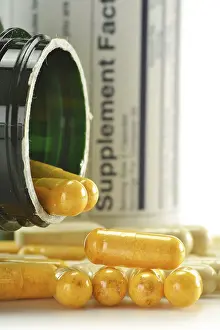 Healthcare System Products Drucke: Composition with dietary supplement capsules and containers