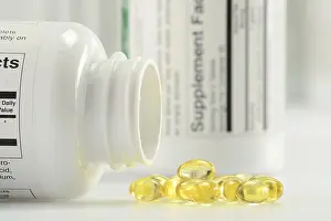 Healthy Eating Composition Drucke: Composition with dietary supplement capsules and containers