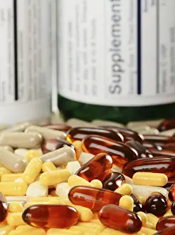 Healthy Eating Composition Drucke: Composition with dietary supplement capsules and containers