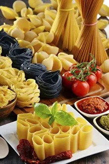 Diverse Pasta Dishes Drucke: Composition with different sorts of pasta on kitchen table