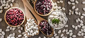 Balanced Diet Compositions Drucke: Composition with dried beans on the table