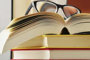 Composition With Books Drucke: Composition with glasses and books on the table