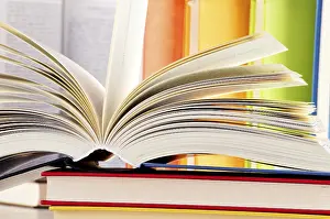 Bücher Drucke: Komposition mit Bucheinbänden in der Bibliothek.