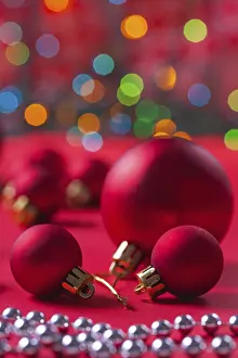 Red Christmas Balls Drucke: Composition of red christmas balls on red table