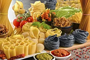 Kitchen Table Setup Drucke: Composition with variety of pasta on kitchen table