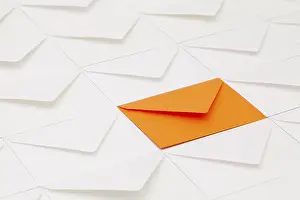 Empty Office Desk Setup Drucke: Composition with white envelopes and one orange envelope on the table