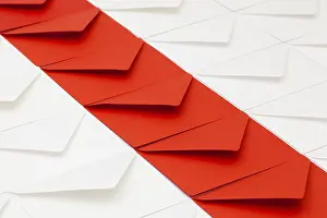 Empty Office Table Drucke: Composition with white and red envelopes on the table