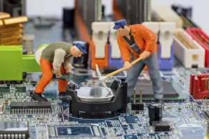 Computer Motherboard Drucke: Computer board and worker, symbol photo for computer