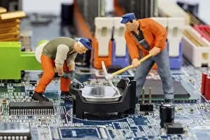 Data Security Concept Drucke: Computer board and worker, symbol photo for computer
