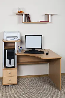 Office Work Setup Drucke: Computer and printer on the desk in the office