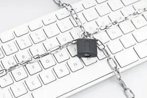 Computer Hacking Protection Drucke: Computer Security concept. Chain and padlock on keyboard