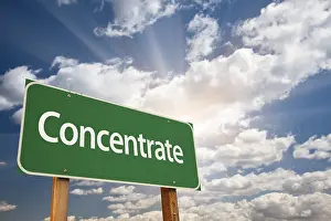 Konzeptuelle Kunst Drucke: Konzentrieren - grüner Straßenschild mit dramatischen Wolken und Himmel