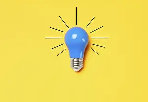 Success Motivation Image Drucke: Concept creative idea with lightbulb on yellow background