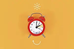 Time Management Ideas Drucke: Concept for explaining summer daylight saving time with clock and arrow