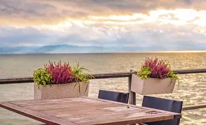 Atmospheric Evening Sky Photography Drucke: Conceptual image with an empty table