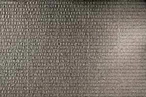 Bilder Datiert 9. Januar 2024: Betonwand mit einem gitterförmigen Muster und rauem Texturen.