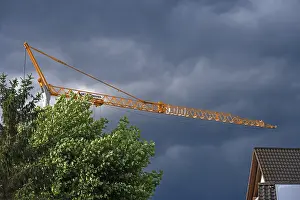Gloomy Weather Forecast Drucke: Construction crane in a thunderstorm