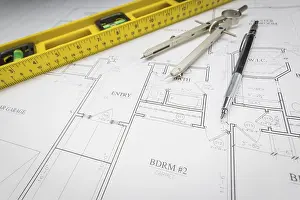 Drucke von Bauausführungsstufe, Ingenieurklemme, Lineal und Kompass ruhen auf maßgeschneiderten Hausplänen Architektonische Skizzen Drucke: Bauwerksniveau, Ingenieurklemmstift
