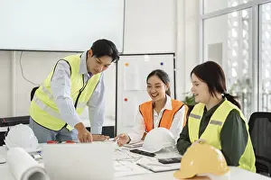 Diverse Construction Team Drucke: Three construction professionals