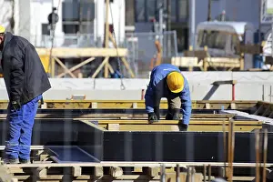 Construction Labor Drucke: Construction work on the foundations of a large apartment building