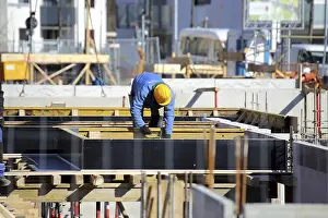 Construction Labor Drucke: Construction work on the foundations of a large apartment building