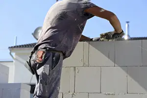 New Building Site Drucke: Construction worker (bricklayer) on the building site