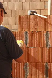 Bricklayer Detail Drucke: Construction worker (bricklayer) on the building site