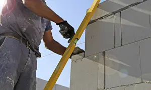 New Building Site Drucke: Construction worker (bricklayer) on the building site