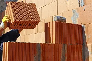 Mason Craftsman Tools Drucke: Construction worker (bricklayer) on the building site