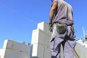 New Building Site Drucke: Construction worker (bricklayer) on the building site