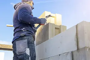 Construction Company Staff Drucke: Construction worker (bricklayer) on the building site