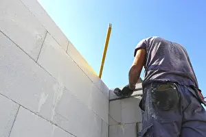 Male Construction Worker Drucke: Construction worker (bricklayer) on the building site