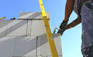 Industrial Construction Industry Drucke: Construction worker (bricklayer) on the building site