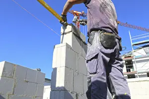 Bricklayer Detail Drucke: Construction worker (bricklayer) on the building site