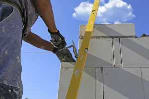New Building Site Drucke: Construction worker (bricklayer) on the building site
