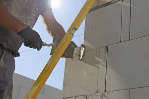 Bricklayer Detail Drucke: Construction worker (bricklayer) on the building site