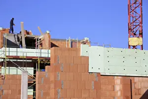 Residential Building Drucke: Construction worker (bricklayer) on the building site