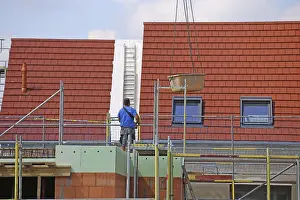 Mutterstadt Development Area Drucke: Construction worker (bricklayer) on the building site (Mutterstadt development area)