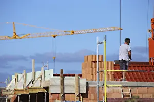 German Construction Industry Drucke: Construction worker (bricklayer) on the building site (Mutterstadt development area)
