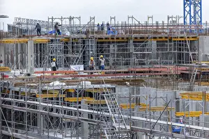 Large Construction Sites Europe Drucke: Construction worker on a large building site