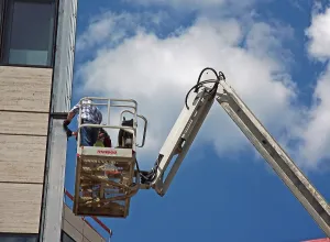 Construction Worker Drucke: Construction worker in safety cage