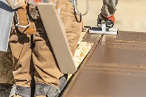 Mason Craftsman Toolset Drucke: Construction worker using hand groover on wet cement forming coping around new pool