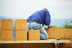 Construction Worker Drucke: Construction workers erecting a brick shell