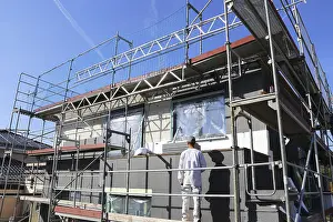House Facade Insulation Drucke: Construction workers insulate a house facade