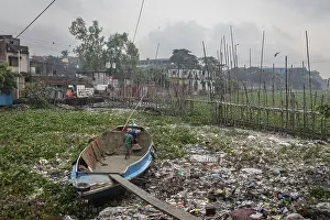 Drucke von Bauarbeiter transportieren Sand von einem Boot über eine Leiter, Tel Ghat, Dhaka, Bangladesch Dhaka Drucke: Bauarbeiter transportieren Sand von einem Boot über eine Leiter.