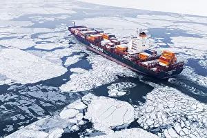 Freight Transport Vessel Drucke: Container ship going up the frozen St