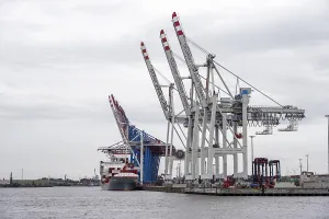 Freight Transport Vessel Drucke: Container ship, loading cranes and stacks of containers
