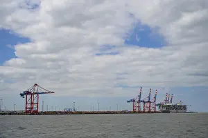 Container Ship Drucke: The container ship OOCL Germany with 59 m width