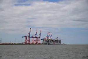 Container Ship Drucke: The container ship OOCL Germany with 59 m width