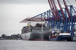 Container Terminal Drucke: Container ships, loading cranes and stacks of containers